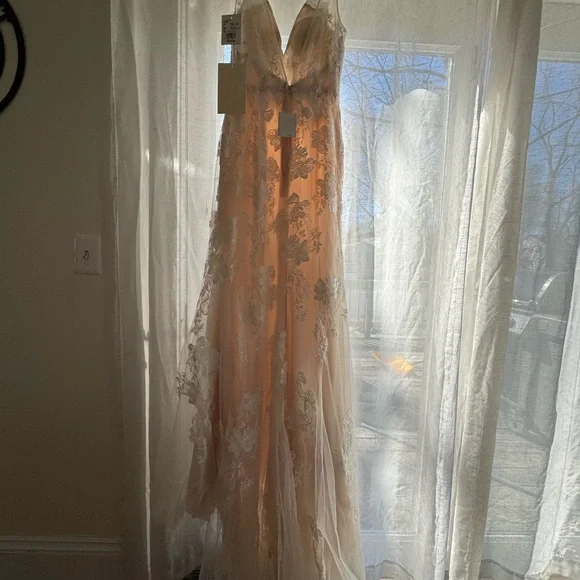 White Lace Wedding Dress NWT Unaltered Size 2